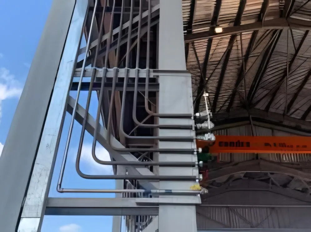 Lube distribution manifold piping in a workshop